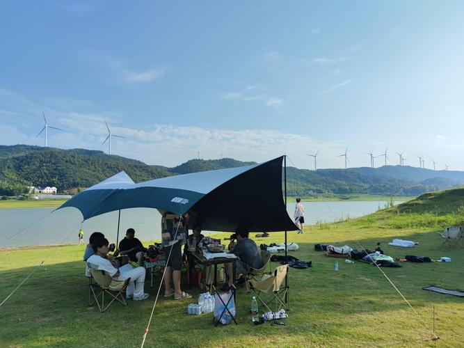 湖北南漳花庄水库岸边草地露营观景