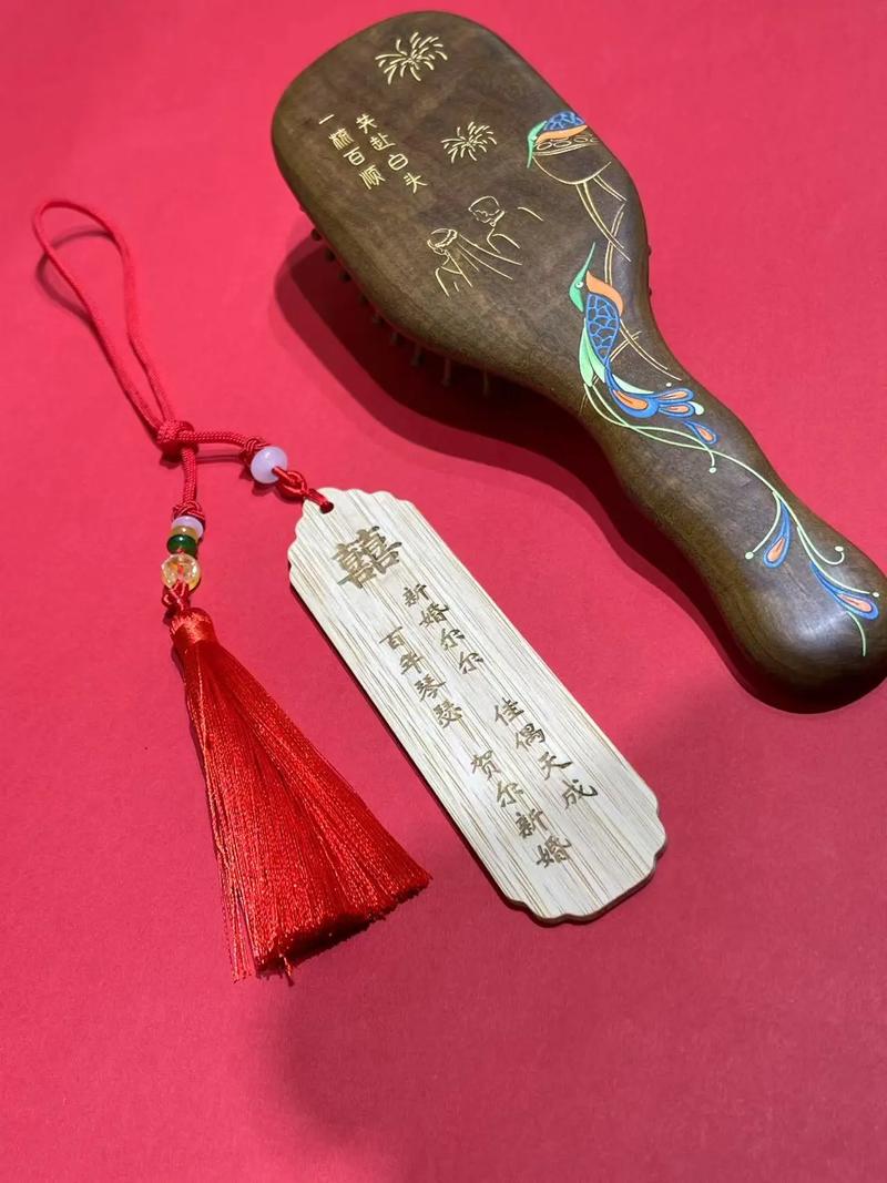 喜梳传家宝黄杨木梳裱框展示