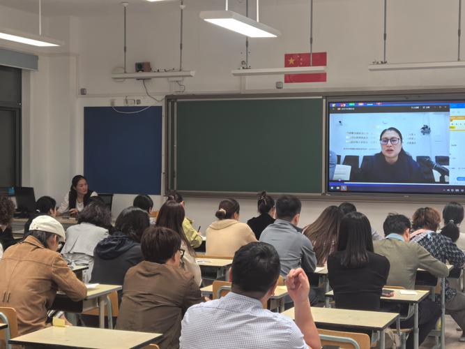 小学家长会家长老师面对面交流场景