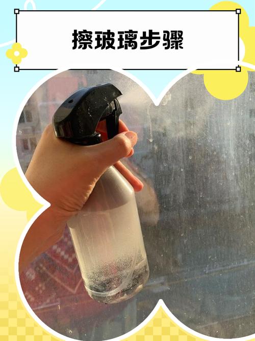 喷壶装稀释柠檬酸溶液对着淋浴房玻璃喷洒的操作图