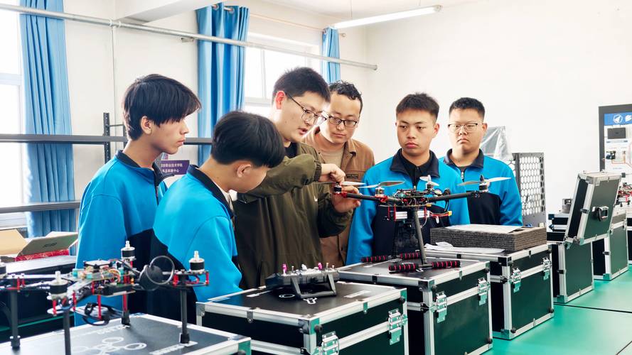 职高学生在航空实训室组装无人机的实操场景