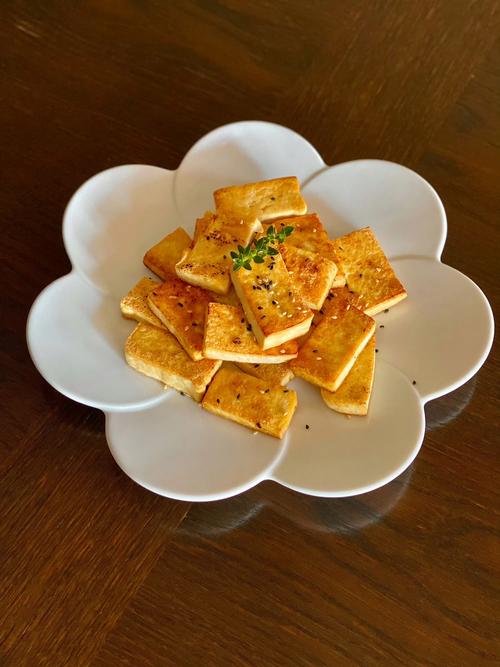 照烧豆腐煎制过程特写