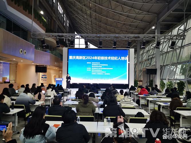 产业技术研究院里技术经纪人正在演示样品场景