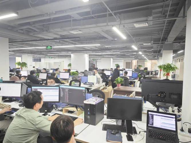 大学技术转移办公室工作场景图