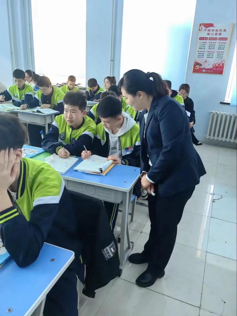 新教师紧张地看着校长推门听课