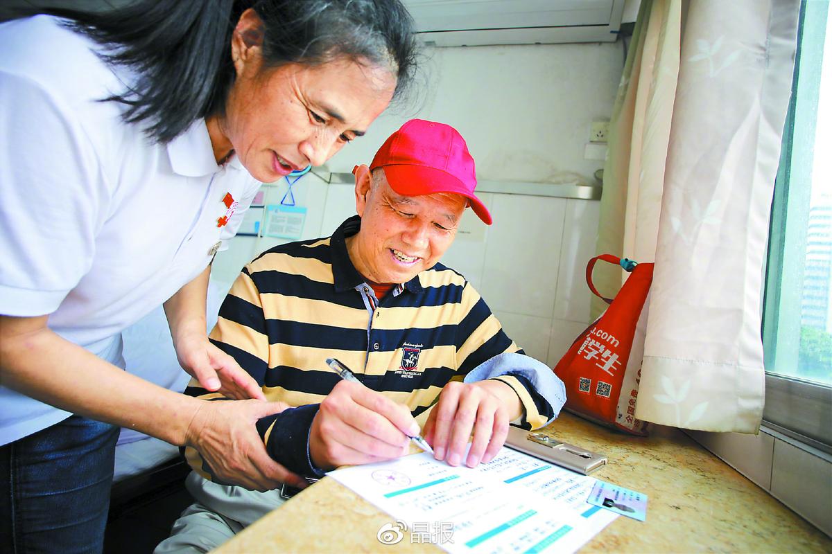 老人在律师见证下签订遗赠扶养协议照片