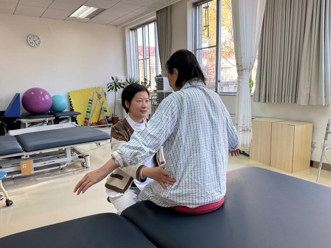 康复治疗师带患者做上肢训练