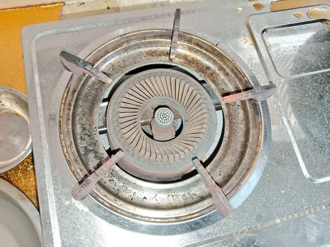 堵塞油污的燃气灶火盖火孔特写