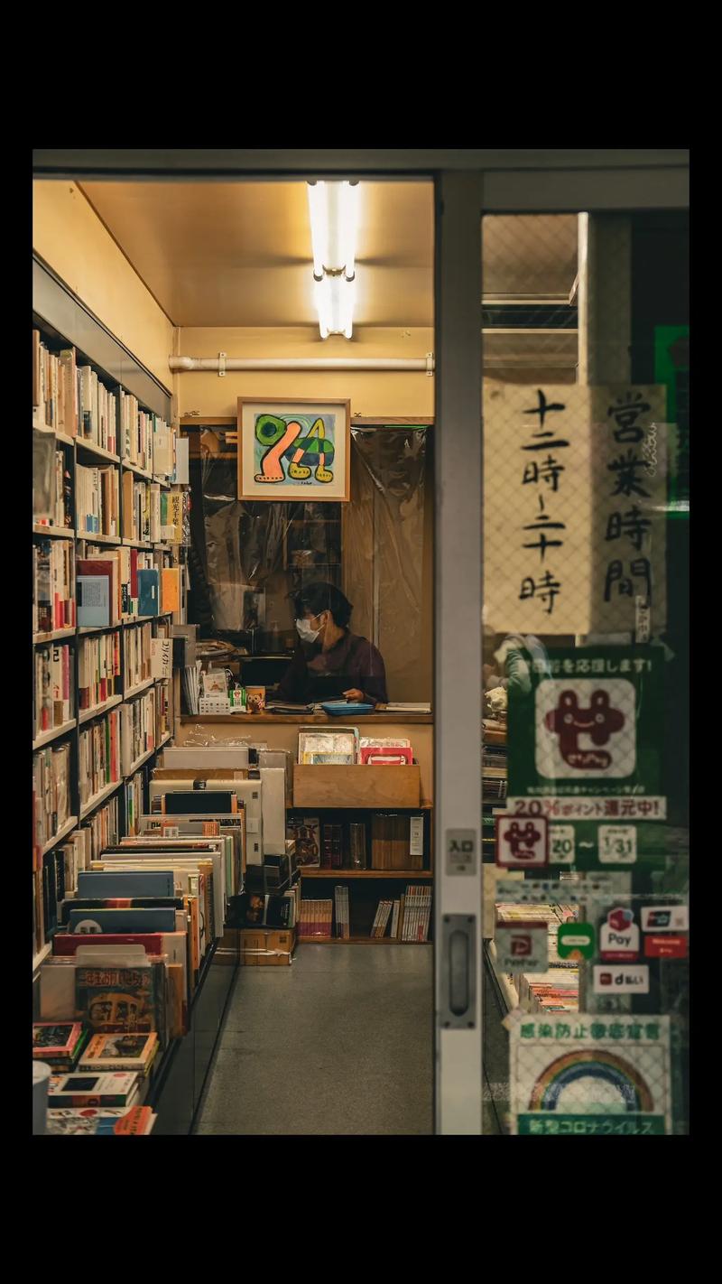 昏暗的旧书店通道