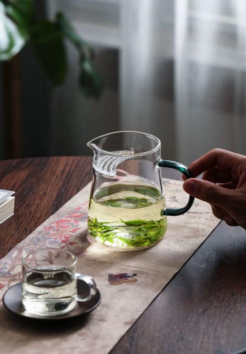 室温冲泡好的透明玻璃杯绿茶实拍图