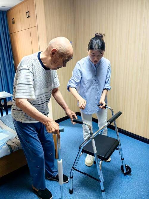 社区坡道上老年助行器测试的场景实拍