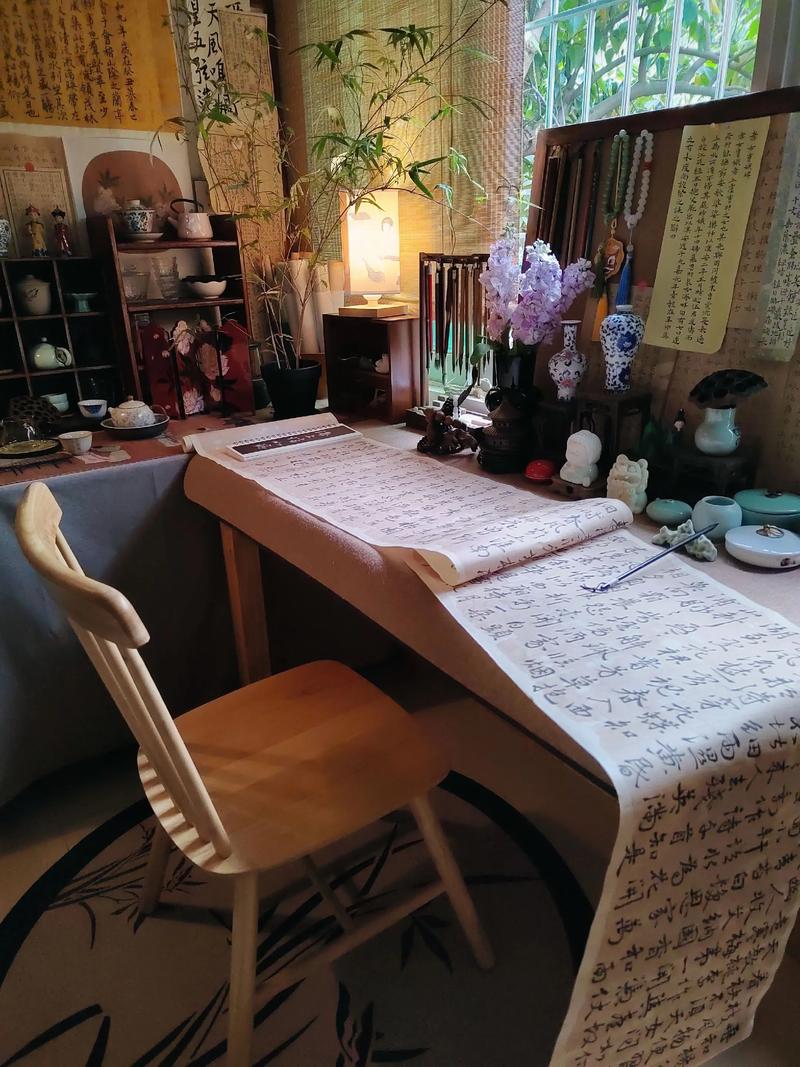出租屋书桌日常书法练习小场景