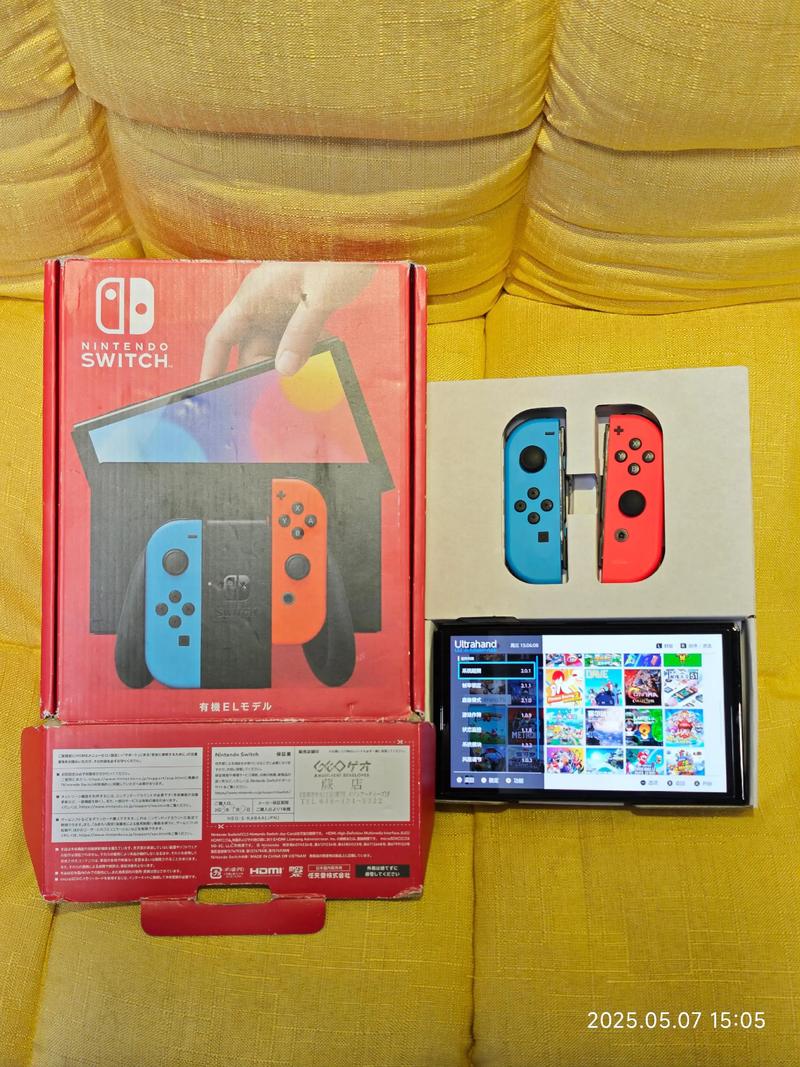 玩家客厅放在沙发上的Switch OLED主机