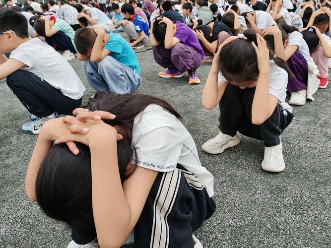 学校混乱的应急疏散演练现场
