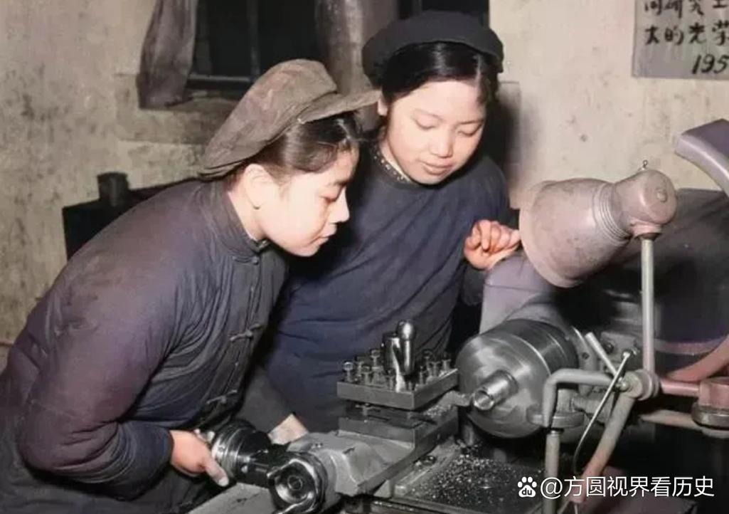 老工业祖辈茶话会老师傅给年轻工人讲机床历史