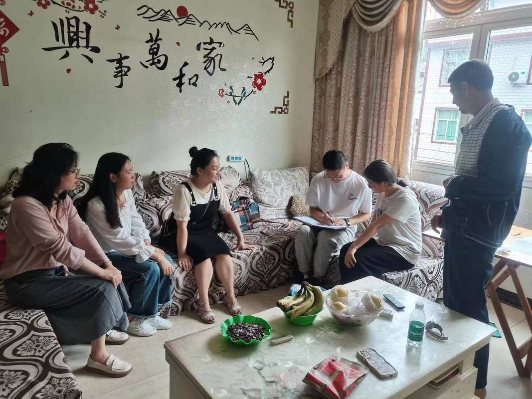 教师傍晚在老式居民楼家访，带着帆布袋爬楼梯