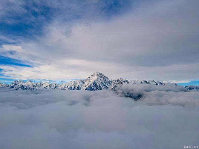 四川牛背山云海与贡嘎雪山同框景色