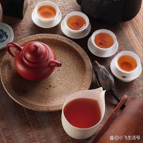 中老年人小区餐后慢走场景