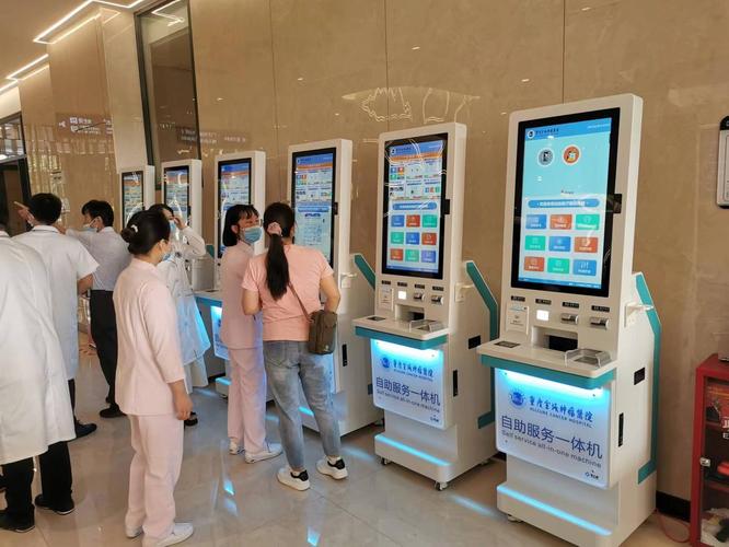 视障人士尝试操作医院自助刷脸挂号机
