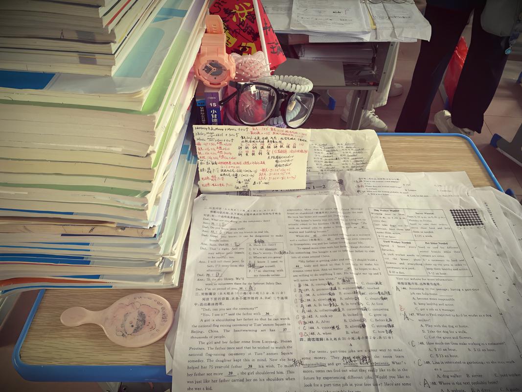 学生书桌堆满试卷焦虑抓头发