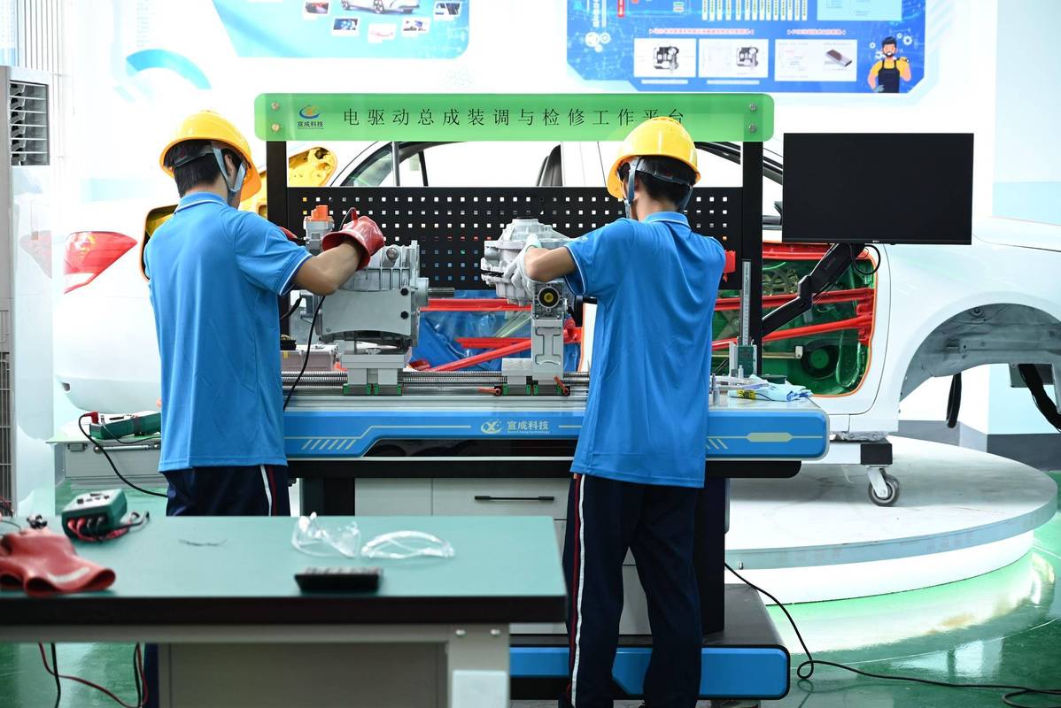 技校学生参与技能型高考实操考核现场