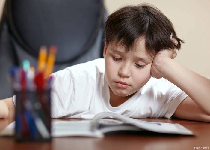 小学生深夜痛苦写作业场景插画