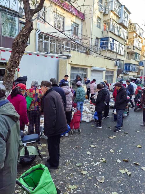 第一站:梨园广场早市——跟大爷大妈抢鲜活气