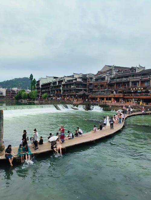 凤凰古城沱江清晨临江步道