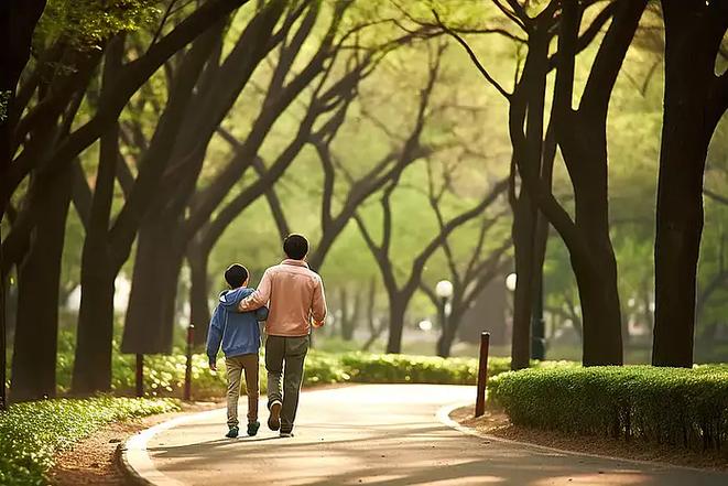 父子散步背影谈青春期变化