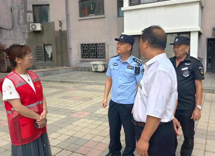民警在小区高空抛物现场取证拍摄