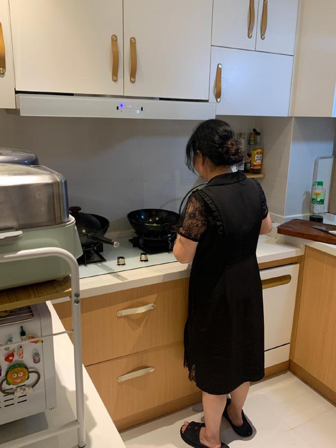 清晨厨房母亲擦餐桌的模糊侧影