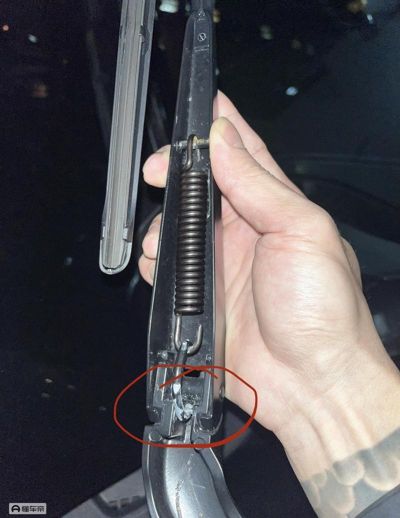 汽车雨刮刮臂底座泥沙堵塞弹簧图