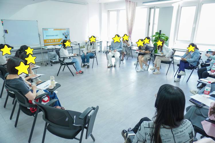 线上下心理咨询师理论培训课堂场景