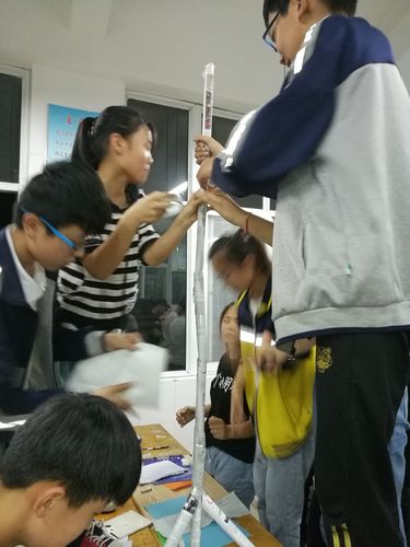 初中物理单杠防锈大单元项目学生答辩现场照片