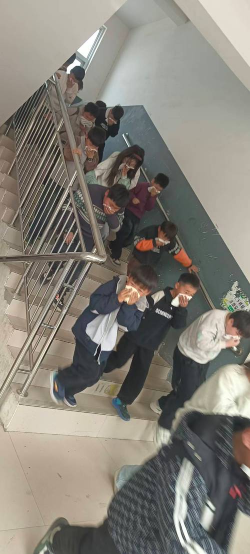 中小学消防实操课学生练习折叠湿毛巾场景