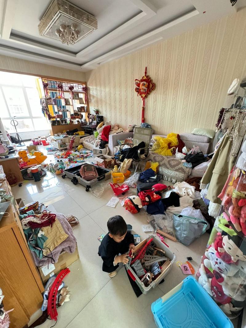 堆满杂物的房间地面俯瞰