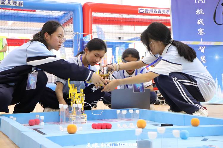 青少年科创比赛孩子现场组装机器人作品