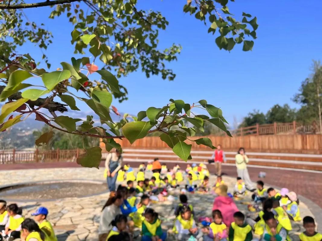 小孩蹲在小区花坛边看蚂蚁搬家