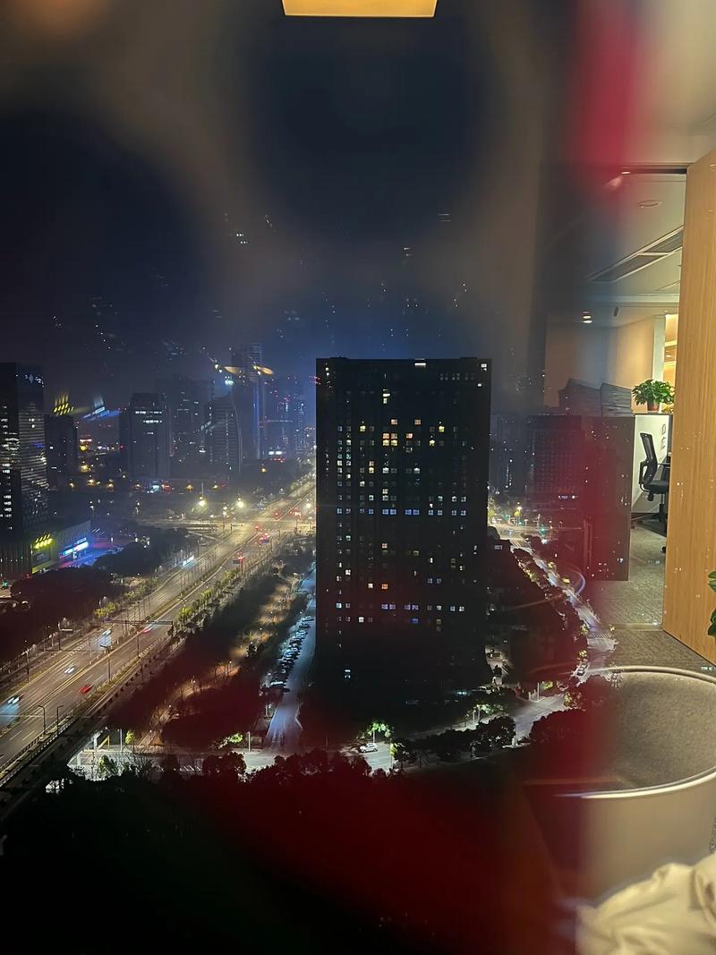 深夜律师事务所灯光通明的办公环境