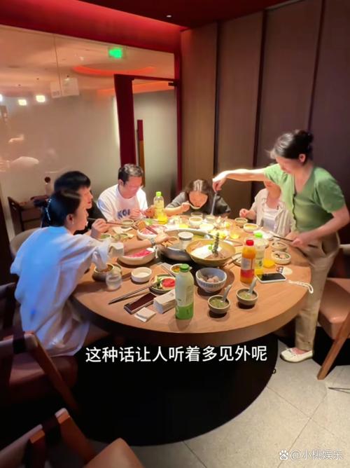 全家早餐击掌喊家庭口号瞬间