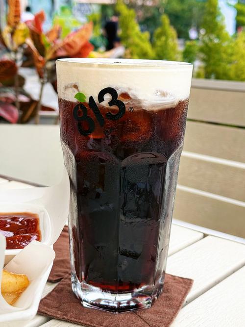 奶茶杯上的厚奶盖细节特写