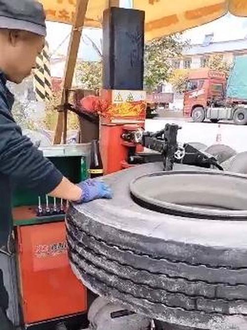 南京老巷修车铺机械臂拆轮胎场景图