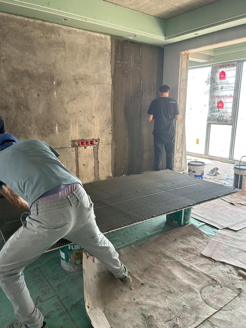 装修现场墙面基层铺贴除湿板材实拍