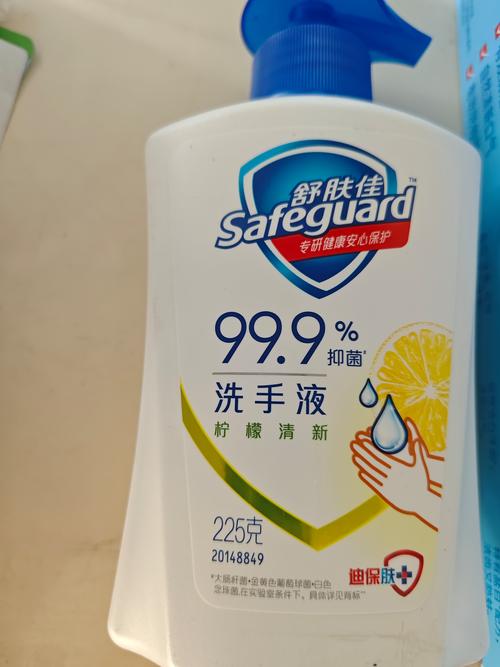放在卫生间洗手台的瓶装护肤品