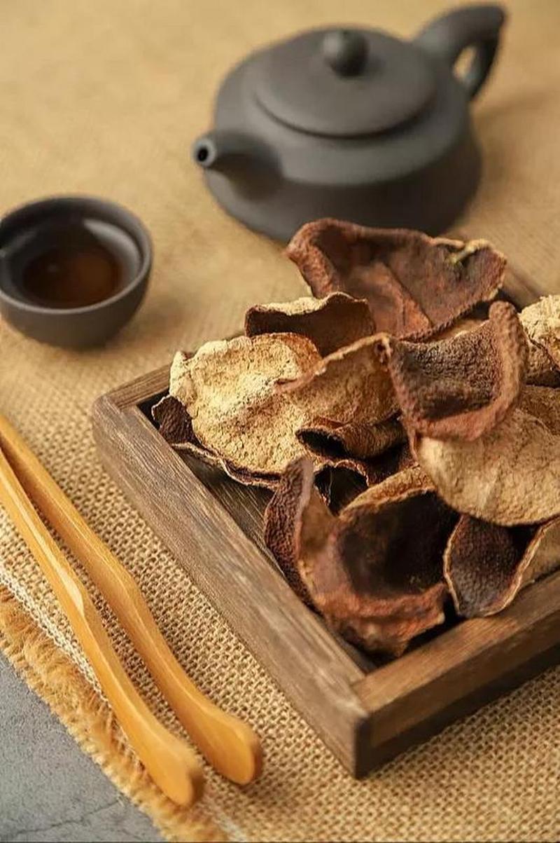阳台筛网晾晒的干燥芸香科果皮块