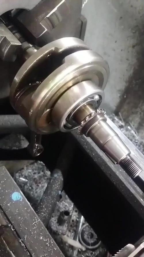 汽车曲轴精加工砂轮打磨现场