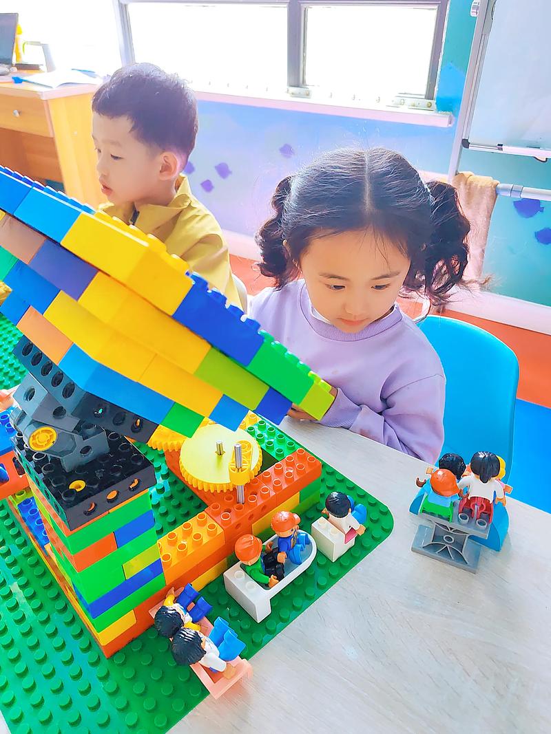 孩子专注搭乐高拼搭场景