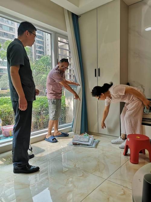 房产纠纷律师现场勘查漏水房屋取证