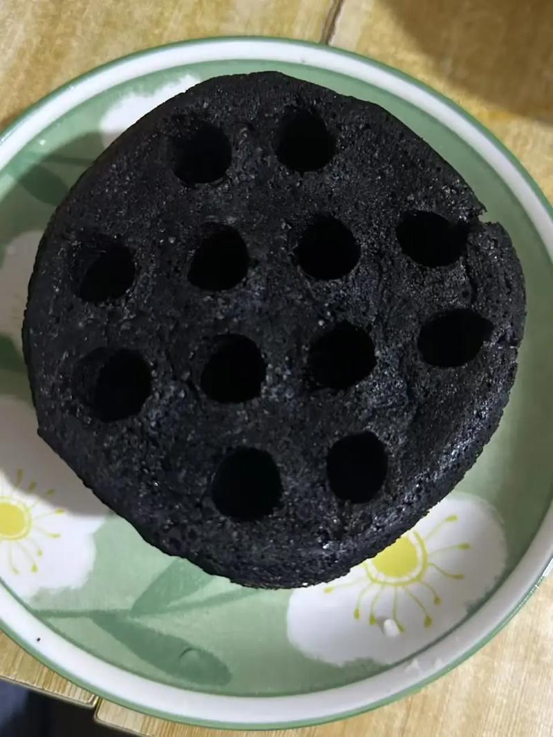 外形像煤球的黑色蛋糕