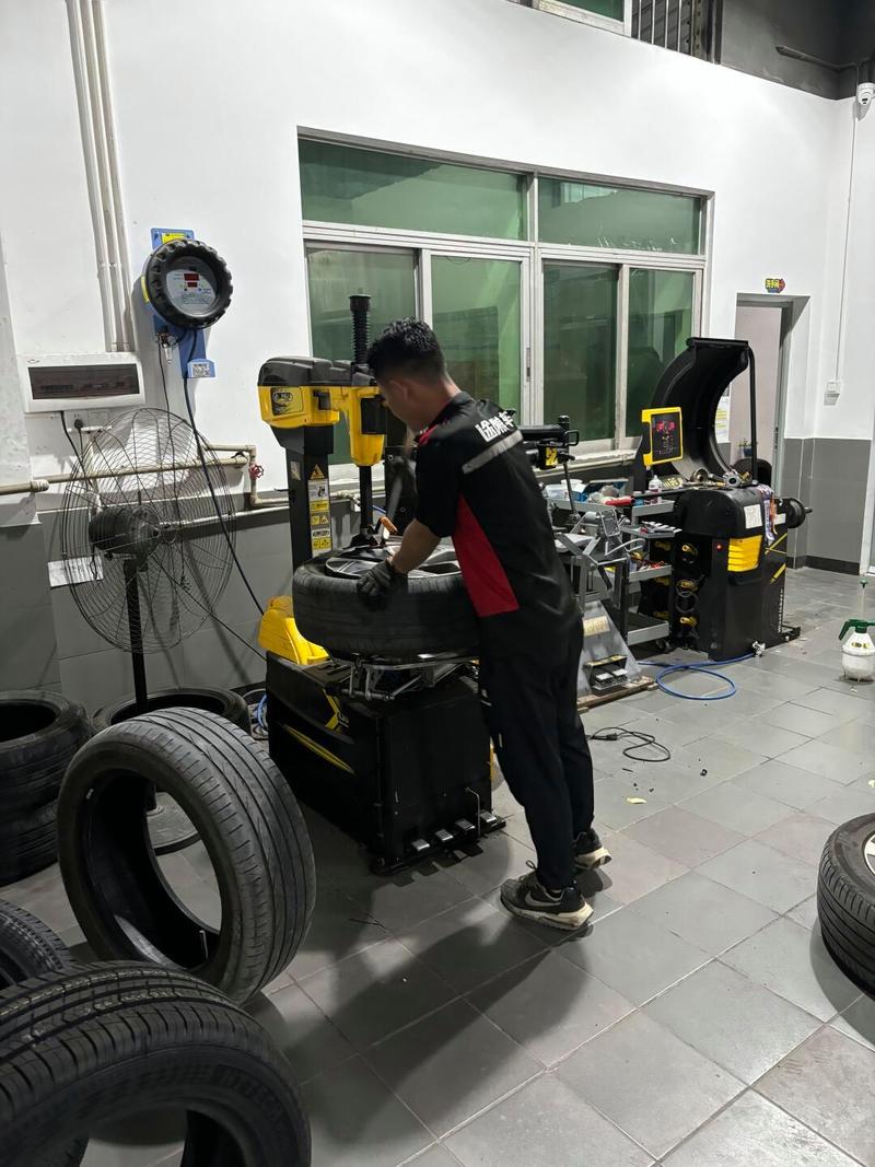 汽修店举升机上待做动平衡的拆下来的轮胎